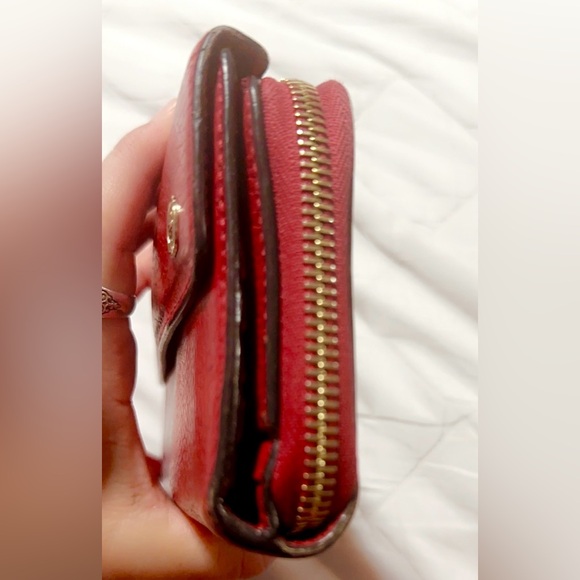 Gucci
GG Logo Leather Continental Wallet Zip around 8β X 5β - Picture 8 of 10